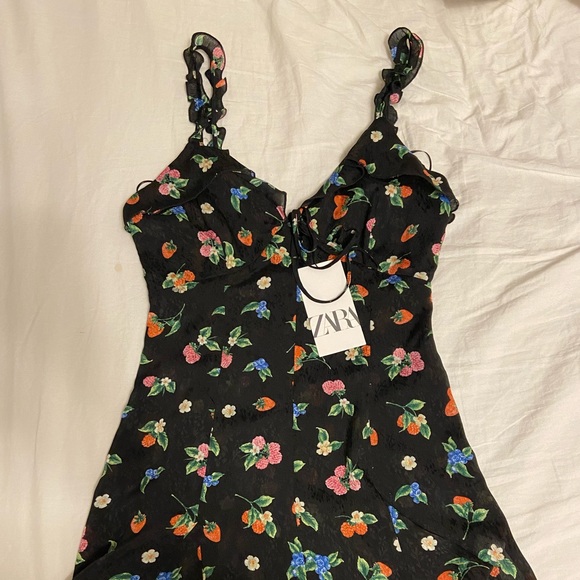NWT 🍓 Cutest Zara Printed Mini Dress with Ruffles and Summer Berries 🫐 - Picture 4 of 7